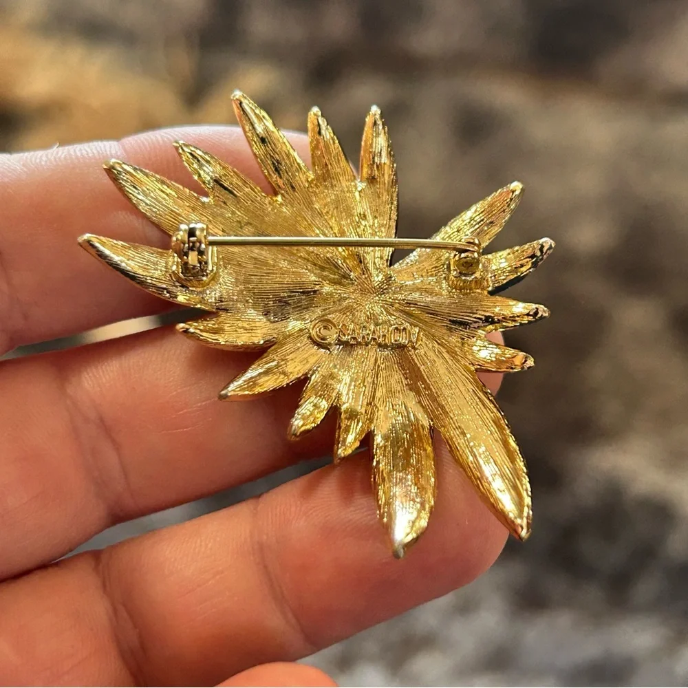 Vintage Sarah Coventry gold tone starburst brooch pin